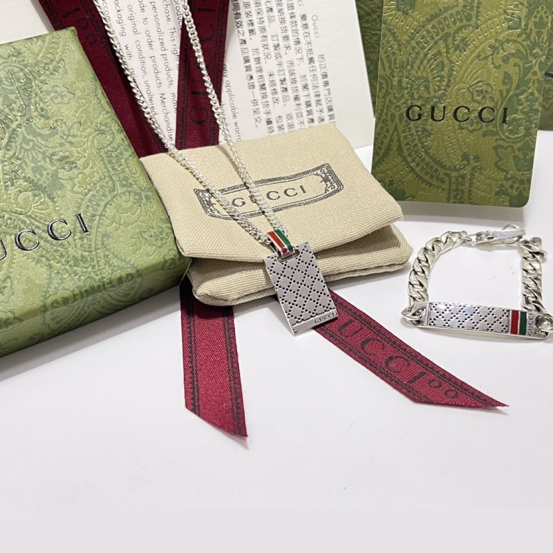 G*u*i necklaces